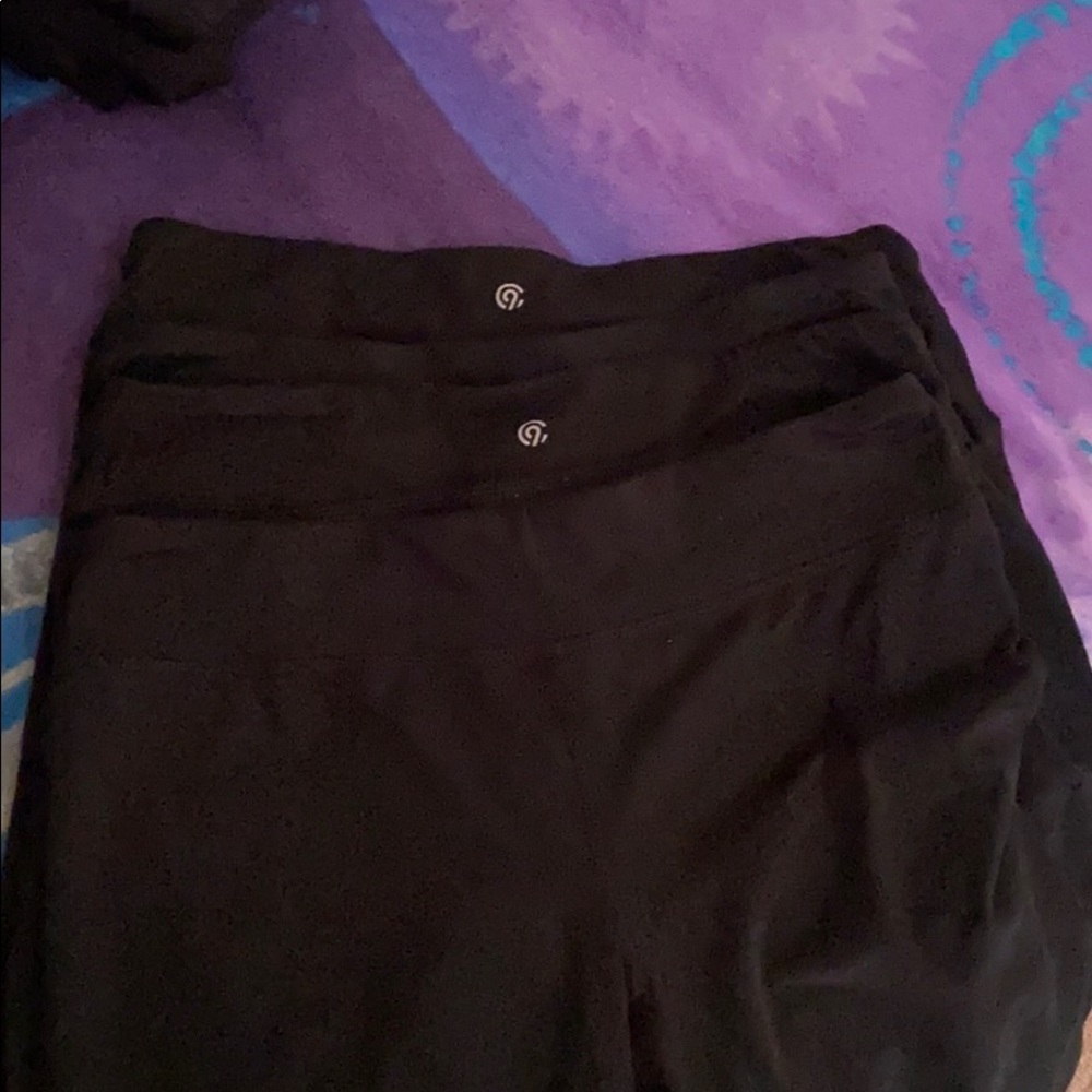 Set of 4 leggings.